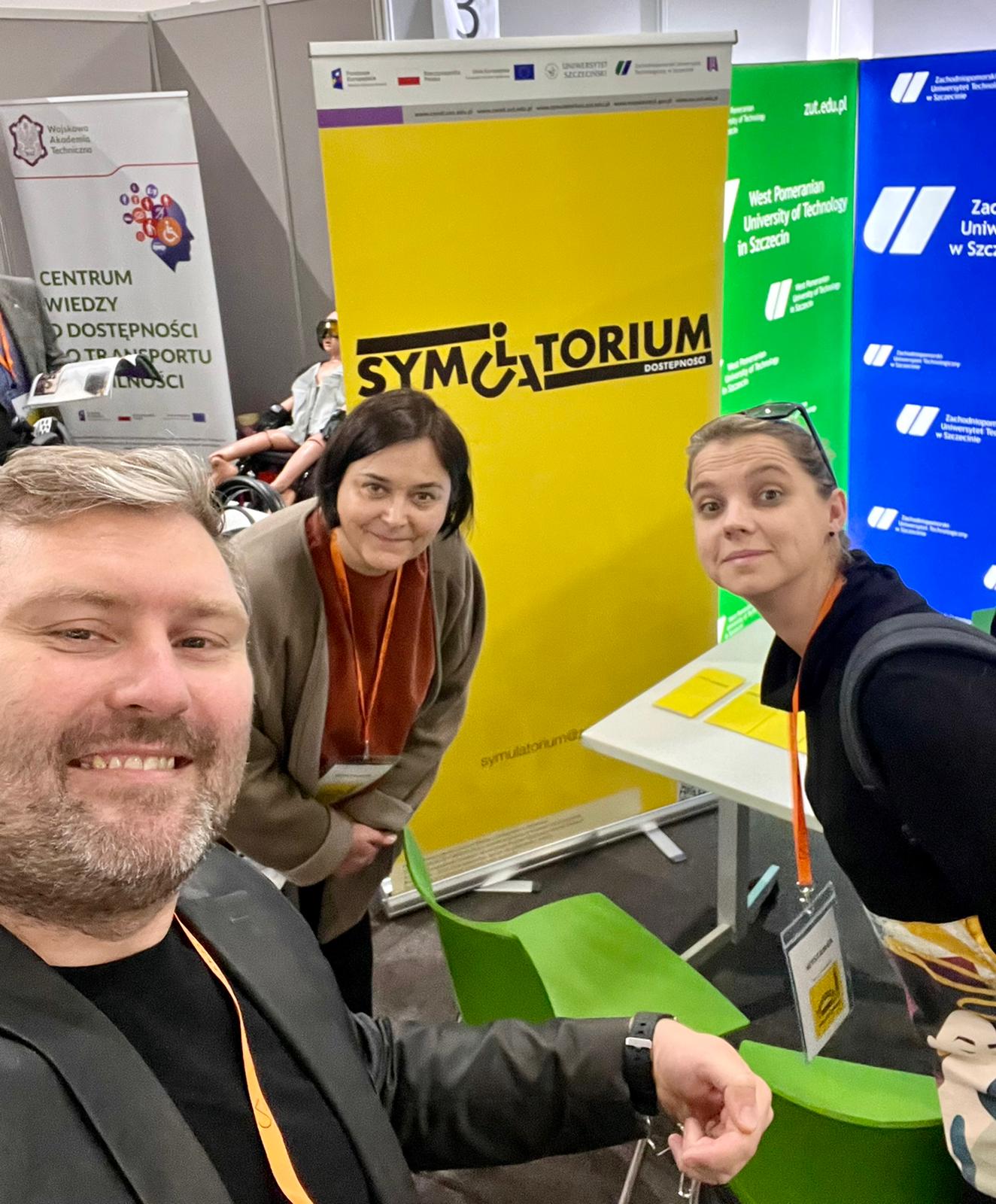 Iwona Benek, Adam Zwoliński, Katarzyna Krasowska w stoisku symulatorium
